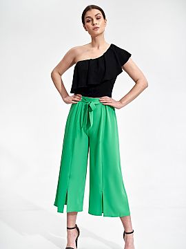Pantaloni de damă Figl  Pantaloni cu fund clopot 7/8, cu croială decorativă în partea de jos a piciorului. Talie cu bandă elastică decorativă cu legătură. F