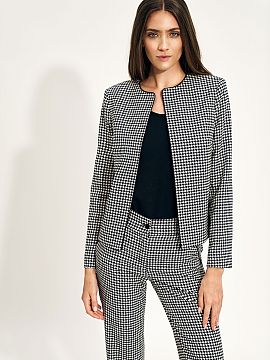 Sacou Nife  O jachetă scurtă cu croială dreaptă, cu un model peplite la modă, este complementul perfect pentru un stil de birou delicat. Minimalism