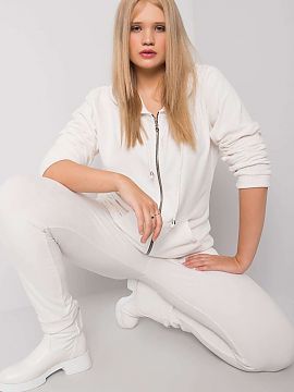 Lenjerie completă Relevance  Set din velur format dintr-un tricou și pantaloni lungi. Hanorac cu mâneci lungi și glugă, închidere cu fermoar, buzunare glisante în 