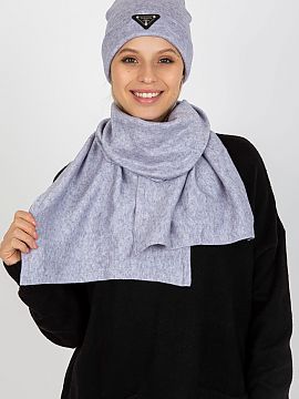Completă Lakerta  Un set de iarnă format dintr-o căciulă și o eșarfă.
