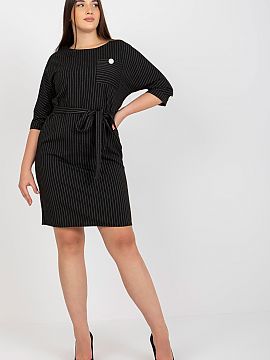 Rochie marime plus Lakerta  Rochie plus size cu croială creion, mâneci 3/4 și decolteu rotund. Cu o curea de legătură în talie. Rochie realizată din țesătură 
