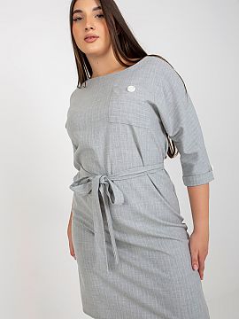 Rochie marime plus Lakerta  Rochie plus size cu croială creion, mâneci 3/4 și decolteu rotund. Cu o curea de legătură în talie. Rochie realizată din țesătură 
