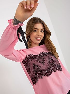Bluză Lakerta  O bluză formală cu mâneci lungi, dantelă decorativă și legătură. Perfect pentru multe ocazii.