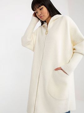 Palton MBM  Palton pentru femei cu mâneci lungi și glugă. Palton cu fermoar și buzunare mari.