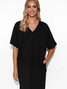 Rochie de zi Makadamia  O rochie kimono extrem de casual, minimalistă, din tricou. Lungimea sa pune în evidență picioarele, așa că se potrivește perfect cu c