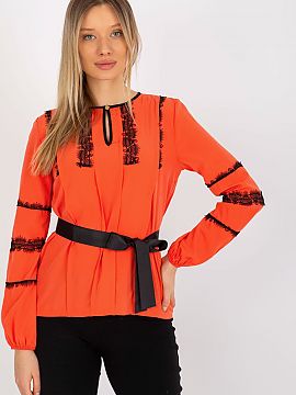Bluză Lakerta  Bluză formală cu mâneci lungi și decolteu rotund. Bluză cu dantelă cusută și curea cu cravată.
