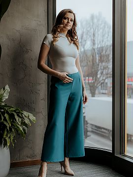 Pantaloni de damă Tessita  Pantaloni de damă cu lungime 7/8 și picioare largi. Pantalonii se închid cu un fermoar decorativ. O propunere perfectă pentru multe ocaz