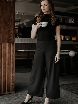 Pantaloni de damă Tessita  Pantaloni de damă cu lungime 7/8 și picioare largi. Pantalonii se închid cu un fermoar decorativ. O propunere perfectă pentru multe ocaz