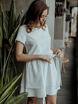 Rochie de zi Tessita  Rochie cu mâneci scurte, cu talie elastică și fund ușor evazat cu două straturi. Se completează cu o curea în aceeași culoare.