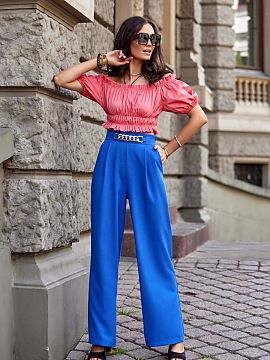Pantaloni lungi Roco Fashion  Pantalonii lungi și largi cu picior clopot au un lanț decorativ în partea din față, în talie. Pantaloni cu talie înaltă, cu buzunare