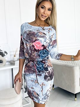 Rochie de zi Numoco  Rochie sport cu legătură, mâneci 3/4 și buzunare, cu flori pe un fundal de piatră. Confecționată din material elastic, cu o textură 