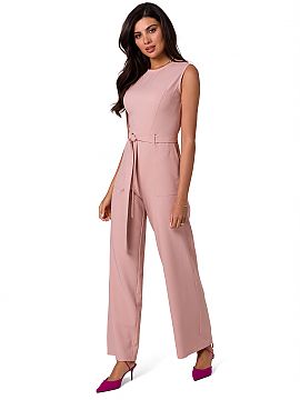 Salopetă BeWear  Salopeta fără mâneci, cu buzunare aplicate și curea cu cravată, este o ținută practică și completă pentru multe ocazii de vară.