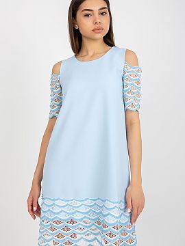 Cocktail rochie Lakerta  Rochie de cocktail cu mâneci scurte și decolteu rotund. Partea de jos a rochiei este împodobită cu ornamente ajurate.