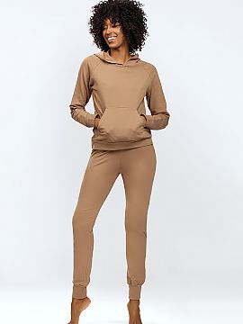 Completă DKaren  Hanoracul cu glugă Dkaren este îmbrăcămintea perfectă pentru atunci când ajungi acasă. Hanoracul are mâneci lungi și o glugă. Buzu