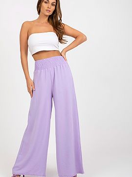 Pantaloni de damă Italy Moda  Pantaloni lungi din țesătură cu cusături, cu talie înaltă și pliuri decorative. O propunere pentru multe ocazii.