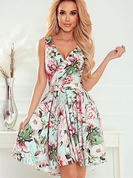 Rochie elegantă Numoco  Rochie asimetrică cu spate mai lung, decolteu și curea. Model: flori roz pe fond menta. Fusta cu spatele mai lung va fi perfectă pentru d