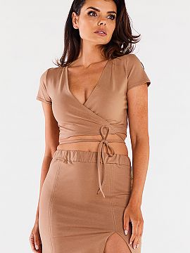 Fustă scurtă Infinite You  Fustă mini cu bandă elastică groasă în talie. Prezintă două cusături verticale decorative în față. Fantă mică pe piciorul stân