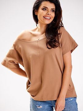 Bluză Infinite You  Tricou larg cu decolteu adânc. Un decolteu barcă ce poate fi tras peste un umăr pentru a crea o varietate de stiluri. Fabricat în Poloni