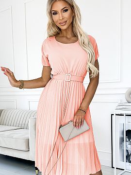 Rochie elegantă Numoco  Rochie plisată cu decolteu rotund, curea largă și mâneci scurte. Confecționată din țesătură de sifon cu căptușeală. Rochie de cu