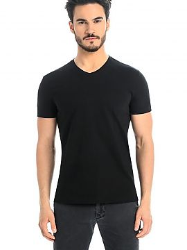 Tricou Teyli  Tricou pentru bărbați în negru saturat. Tricoul negru de bază pentru bărbați este un element de bază în garderoba masculină, care p