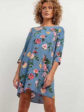 Rochie de zi Tessita  O rochie simplă, cu modele interesante, din țesătură de viscoză. Prezintă un pliu la spate și mâneci drepte până la cot. Rochia ar