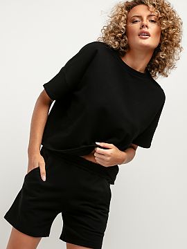 Bluză Tessita  Bluza noastră cu mânecă scurtă se va potrivi de minune cu ținutele urbane. Inspirată din moda de stradă, bluza are o croială largă,