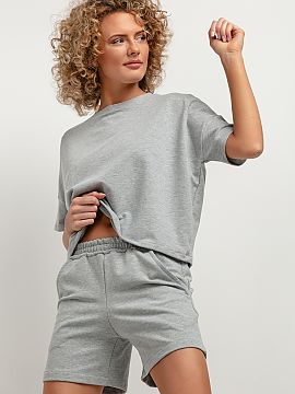 Bluză Tessita  Bluza noastră cu mânecă scurtă se va potrivi de minune cu ținutele urbane. Inspirată din moda de stradă, bluza are o croială largă,