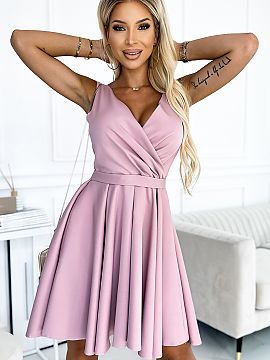 Rochie elegantă Numoco  Rochie asimetrică cu spate mai lung, decolteu și curea. Rochie confecționată din țesătură de culoare roz murdar. Fusta cu spatele mai