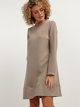 Rochie de zi Tessita  Rochia tricotată până la genunchi, cu croială trapez, este o opțiune excelentă pentru sezonul de toamnă. Finisajele îngrijite, decol