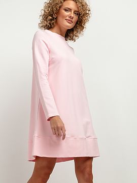 Rochie de zi Tessita  Rochia tricotată până la genunchi, cu croială trapez, este o opțiune excelentă pentru sezonul de toamnă. Finisajele îngrijite, decol