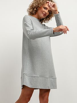 Rochie de zi Tessita  Rochia tricotată până la genunchi, cu croială trapez, este o opțiune excelentă pentru sezonul de toamnă. Finisajele îngrijite, decol