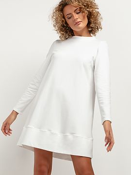 Rochie de zi Tessita  Rochia tricotată până la genunchi, cu croială trapez, este o opțiune excelentă pentru sezonul de toamnă. Finisajele îngrijite, decol