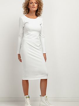 Rochie de zi Tessita  O rochie midi simplă, mulată, cu decolteu barcă, va arăta frumos pe orice siluetă. Cu aspectul său simplu, dar elegant, această rochi