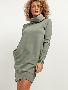 Rochie de zi Tessita  O rochie confortabilă din tricot moale de tip hanorac, cu decolteu în stil coșar, este alegerea perfectă pentru zilele mai reci. Rochia 