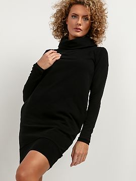 Rochie de zi Tessita  O rochie confortabilă din tricot moale de tip hanorac, cu decolteu în stil coșar, este alegerea perfectă pentru zilele mai reci. Rochia 