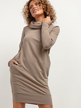 Rochie de zi Tessita  O rochie confortabilă din tricot moale de tip hanorac, cu decolteu în stil coșar, este alegerea perfectă pentru zilele mai reci. Rochia 