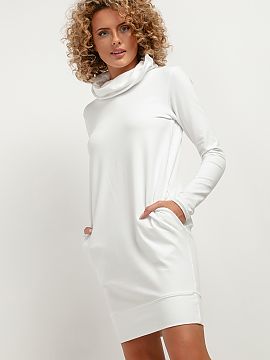 Rochie de zi Tessita  O rochie confortabilă din tricot moale de tip hanorac, cu decolteu în stil coșar, este alegerea perfectă pentru zilele mai reci. Rochia 