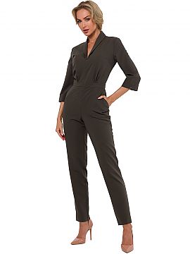 Salopetă Moe  Salopetă cu mâneci 3/4 și guler căptușit, încheiată cu fermoar acoperit. Curele locale pe linia taliei, picioare înguste cu cusătur