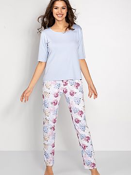 Pijama Momenti Per Me  Pijama elegantă și elegantă pentru femei. Bluză cu mâneci scurte și decolteu semicircular. Pantaloni lungi cu
 talie elastică. Conce