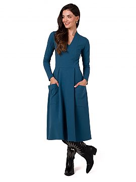Rochie de zi BeWear  Această rochie este o combinație de eleganță și confort. Partea de sus ajustată, cu cusături profilate și decolteu în V adânc, acc