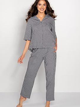 Pijama Momenti Per Me  Pijama pentru femei simplă, dar elegantă, cu carouri. Cămașă cu mânecă scurtă și guler cu nasturi. Pantaloni lungi cu buzunare glis