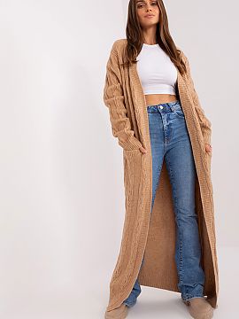 Cardigan AT  Acest cardigan este opțiunea perfectă pentru multe ocazii. Stilul său casual îl face potrivit pentru fiecare zi, pentru muncă sau pentr