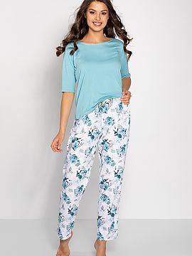 Pijama Momenti Per Me  Această pijama pentru femei este o combinație de eleganță, confort și calitate înaltă. Este perfectă nu numai pentru tine, ci și ca